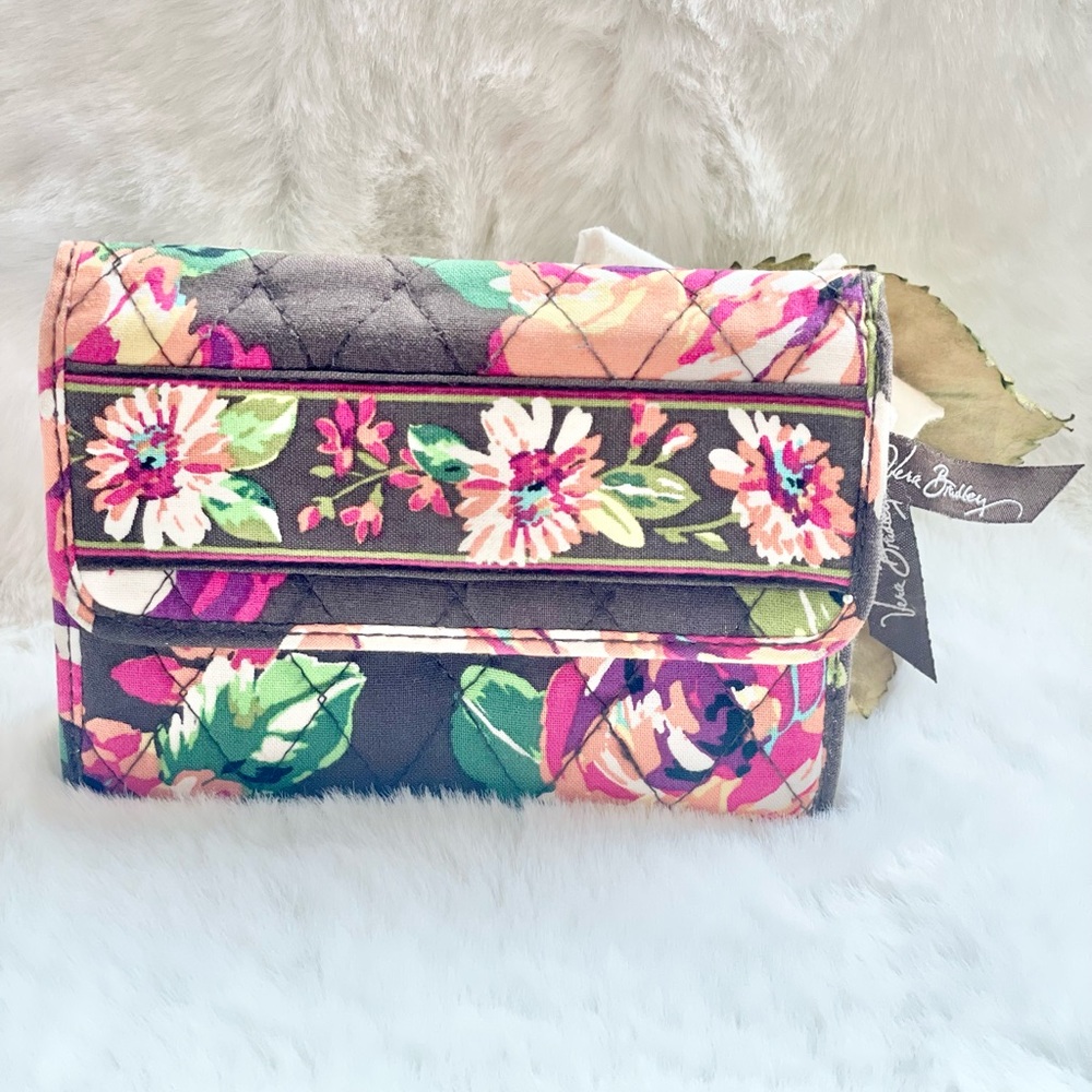 Like New VERA BRADLEY TRI FOLD WALLET BROWN FLORAL w/outside Zip & 2 card holder